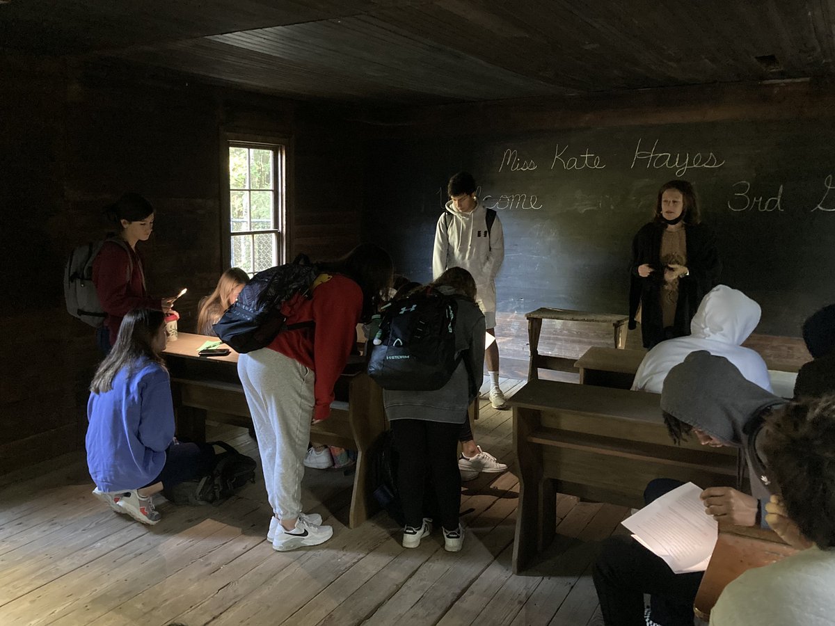 COR1100 field trippin’ to the Cable School with @Mkwinter2. How do we know what life was like pre-Civil War? #eloned <a href="/elon_core/">Elon Core Curriculum</a>
