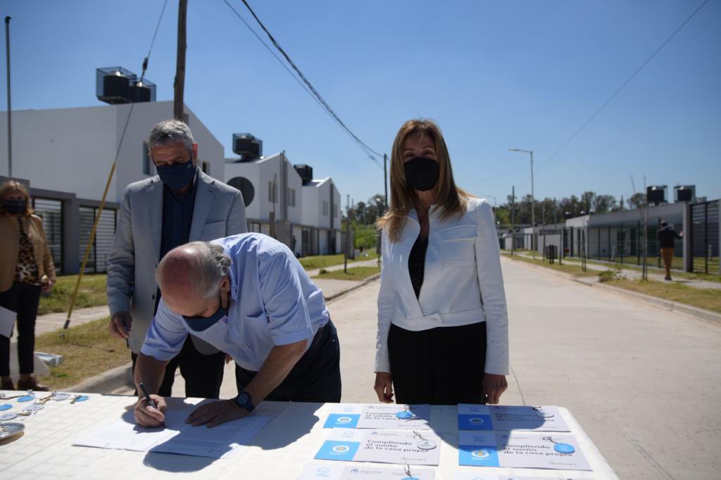 ezeizamunicipio's tweet photo. #CasaPropia le permite a más vecinos y vecinas seguir accediendo al derecho de contar con su propio hogar
Además, gran noticia para nuestro distrito, se rubricó un convenio en el marco del programa #Reconstruir para la terminación de 252 viviendas en el barrio #SolDeOro https://t.co/kf554ESg8U