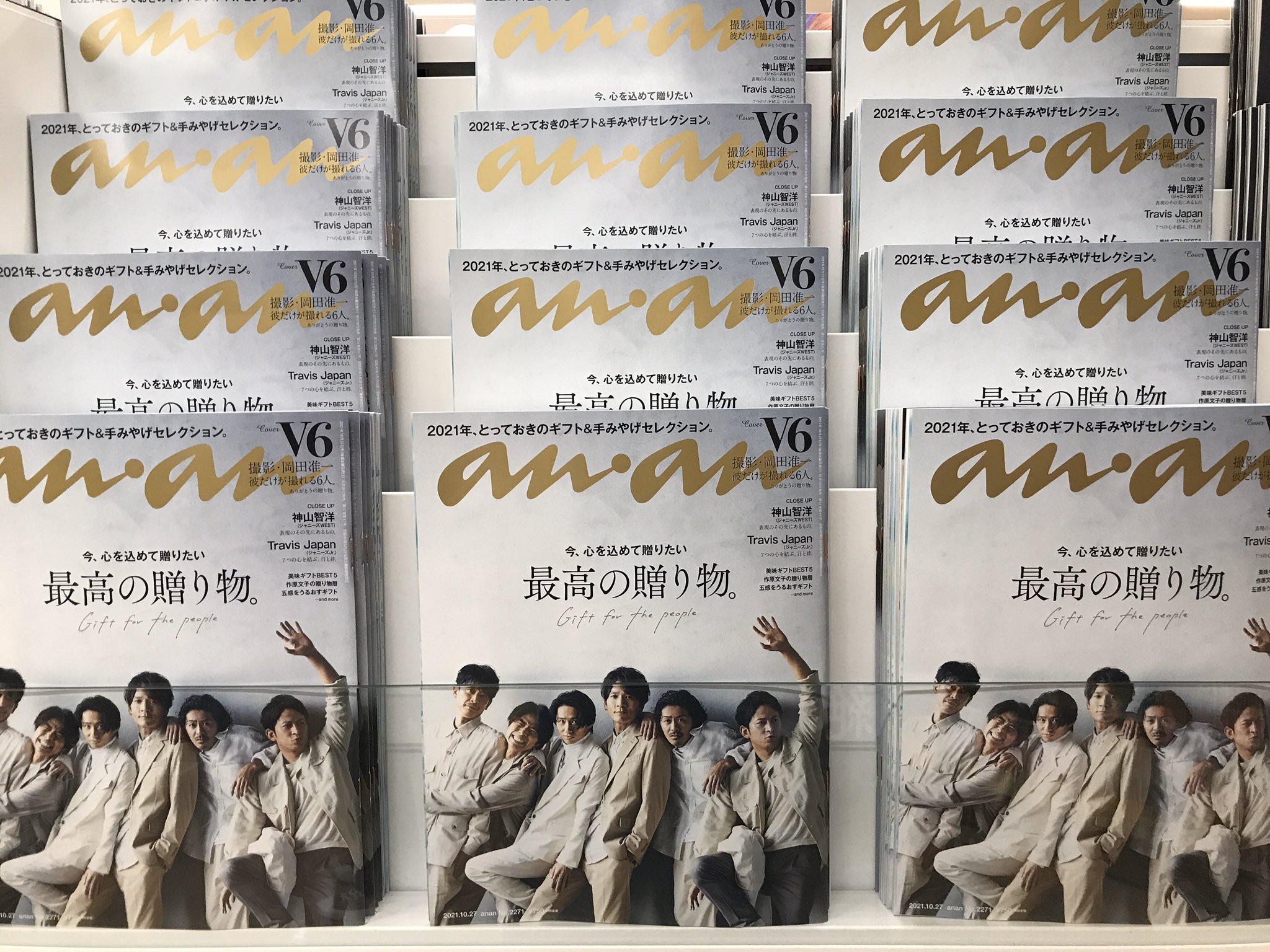 Maruzen ジュンク堂書店 新静岡店 26年という瞬間 V Land国民の皆様 今日はananの発売日ですよ チラッと中身を見ましたが これは ヤバイ です バイぜの極みです 岡田くんが撮影した今のv6 本当にみんないい表情してます 11月1