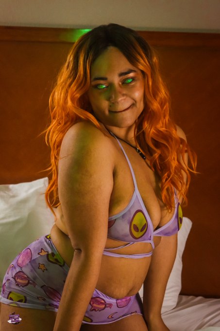 I'm a stellar space babe starfire🧡 https://t.co/lQQ1BpKBxw