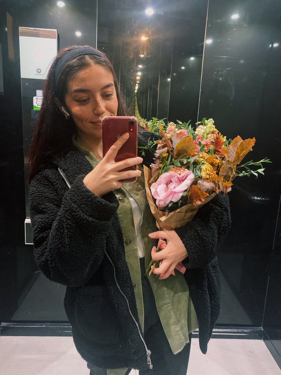 Received the most beautiful bouquet omw into work earlier! Day made, thank you <a href="/WomanUnitedUK/">Woman United</a> for this random act of kindness and working to help ‘women to find their voice’. 🌸#HearHerRoar #RandomActsOfKindness #WomenSupportingWomen