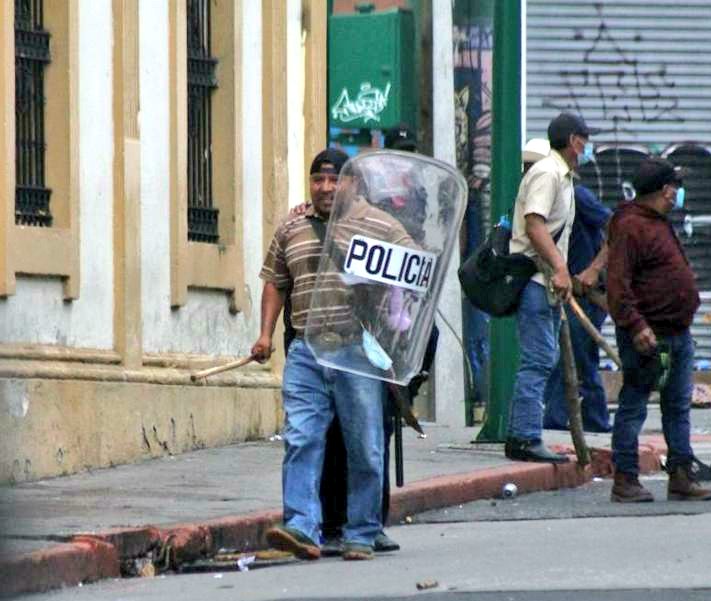 pasenavergt's tweet photo. Policía encubierto. 🤡😂 https://t.co/5C4CNRqTLE