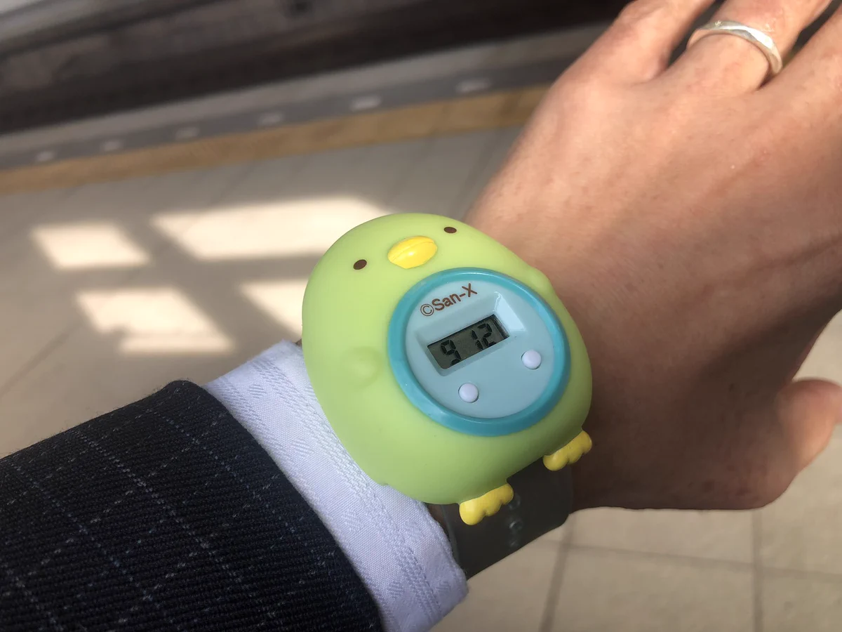 素敵なお父さん。「今日着けていく？着けていくよね？」としつこいから、娘から誕プレで貰ったペンギンの時計つけて会社へ。