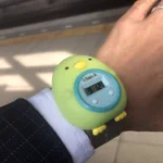 素敵なお父さん。「今日着けていく？着けていくよね？」としつこいから、娘から誕プレで貰ったペンギンの時計つけて会社へ。