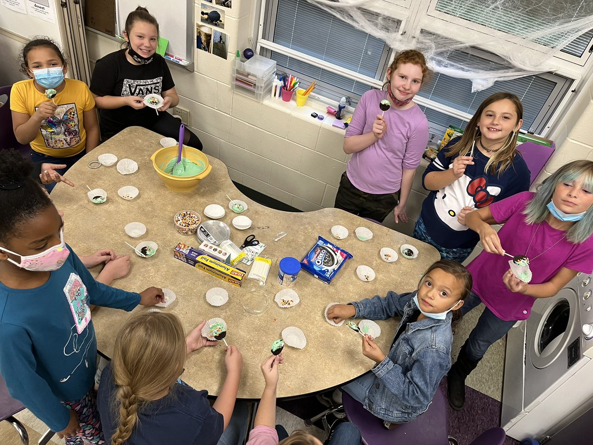 Jeni__Wilson's tweet photo. On this episode of Ms. Wilson’s Baking Club these contestants had 90 minutes to bake,ice and decorate a cake pop…Nailed It!Well kinda,not really,but hey they tasted good 😂 and we laughed off the calories! We declared our time as a Sweet Success😋until next time…@MayfieldTweets https://t.co/SOcsWtziw1