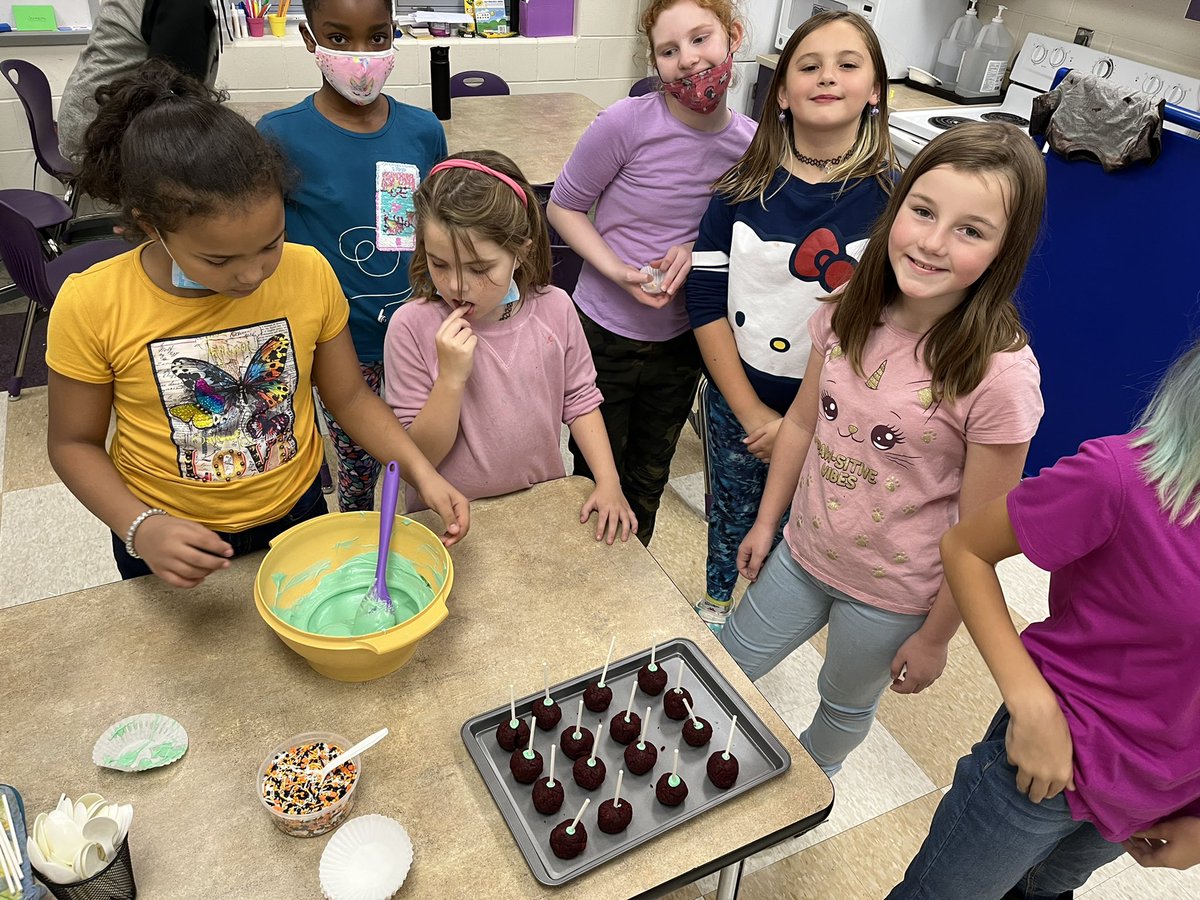 Jeni__Wilson's tweet photo. On this episode of Ms. Wilson’s Baking Club these contestants had 90 minutes to bake,ice and decorate a cake pop…Nailed It!Well kinda,not really,but hey they tasted good 😂 and we laughed off the calories! We declared our time as a Sweet Success😋until next time…@MayfieldTweets https://t.co/SOcsWtziw1
