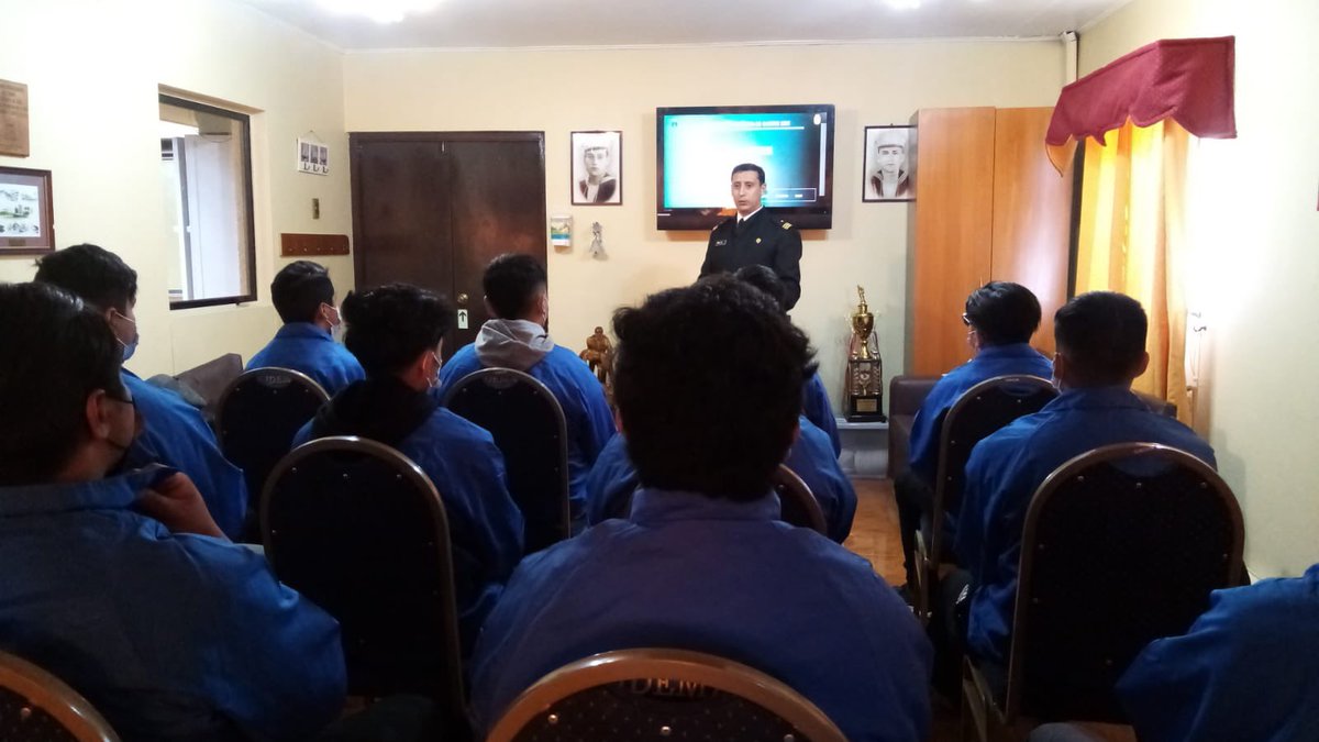 InstitutodelMar's tweet photo. Estudiantes de la especialidad de Tripulación de Naves Mercantes y Especiales #IDEMAR realiza actividad práctica para vincular los aprendizajes de los módulos de Comunicaciones y Primeros Auxilios, apoyados por profesionales de la ⚓️@maritgobcas @fundac_condell @seremieducLlgos https://t.co/k6NyGciuCd