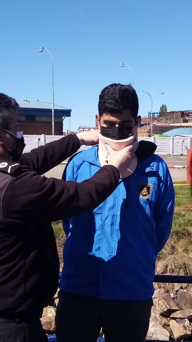 InstitutodelMar's tweet photo. Estudiantes de la especialidad de Tripulación de Naves Mercantes y Especiales #IDEMAR realiza actividad práctica para vincular los aprendizajes de los módulos de Comunicaciones y Primeros Auxilios, apoyados por profesionales de la ⚓️@maritgobcas @fundac_condell @seremieducLlgos https://t.co/k6NyGciuCd