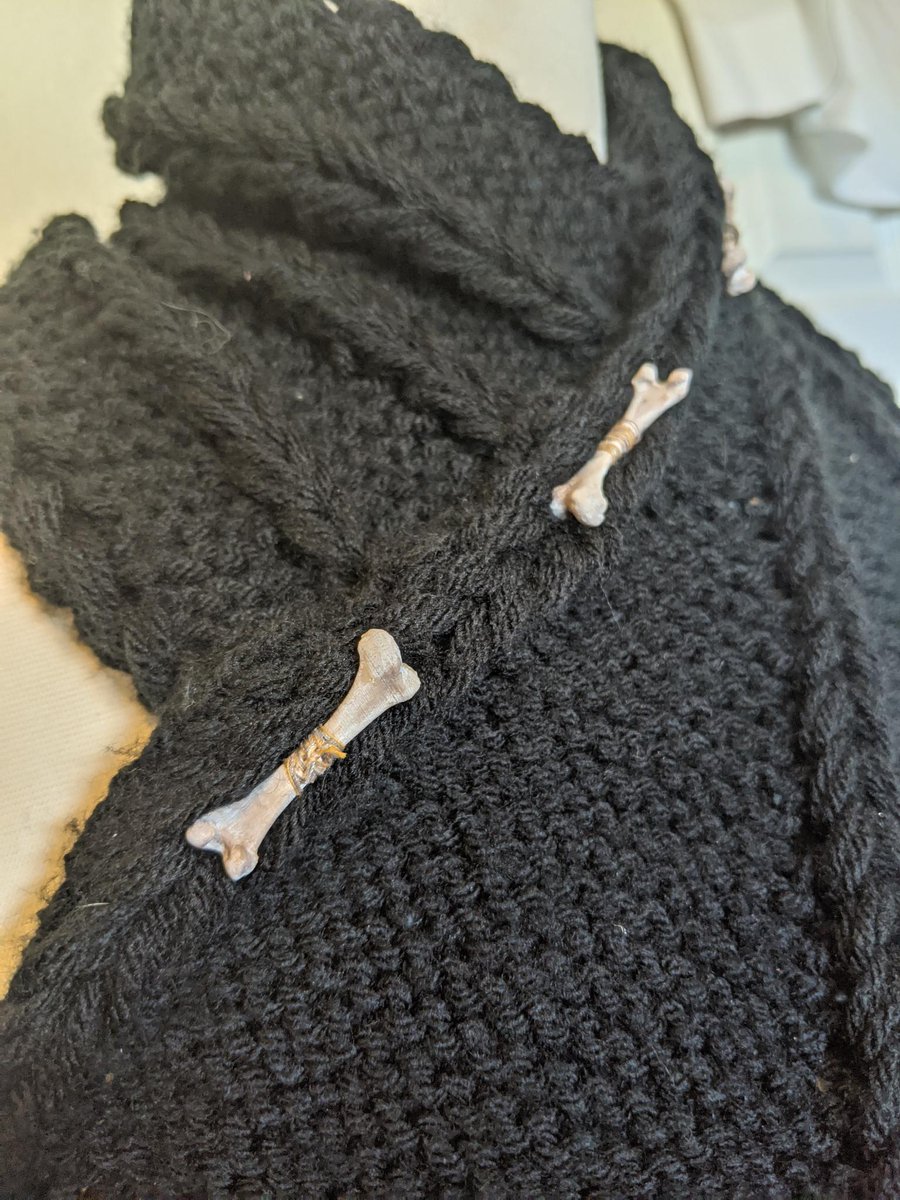 Just finished knitting this Cowl last night (ravelry.com/patterns/libra…)
and I didn't have buttons.  So I made some 3D printed bones instead.  
Bones seem appropriately Dragon Lady. 
thingiverse.com/thing:5025550