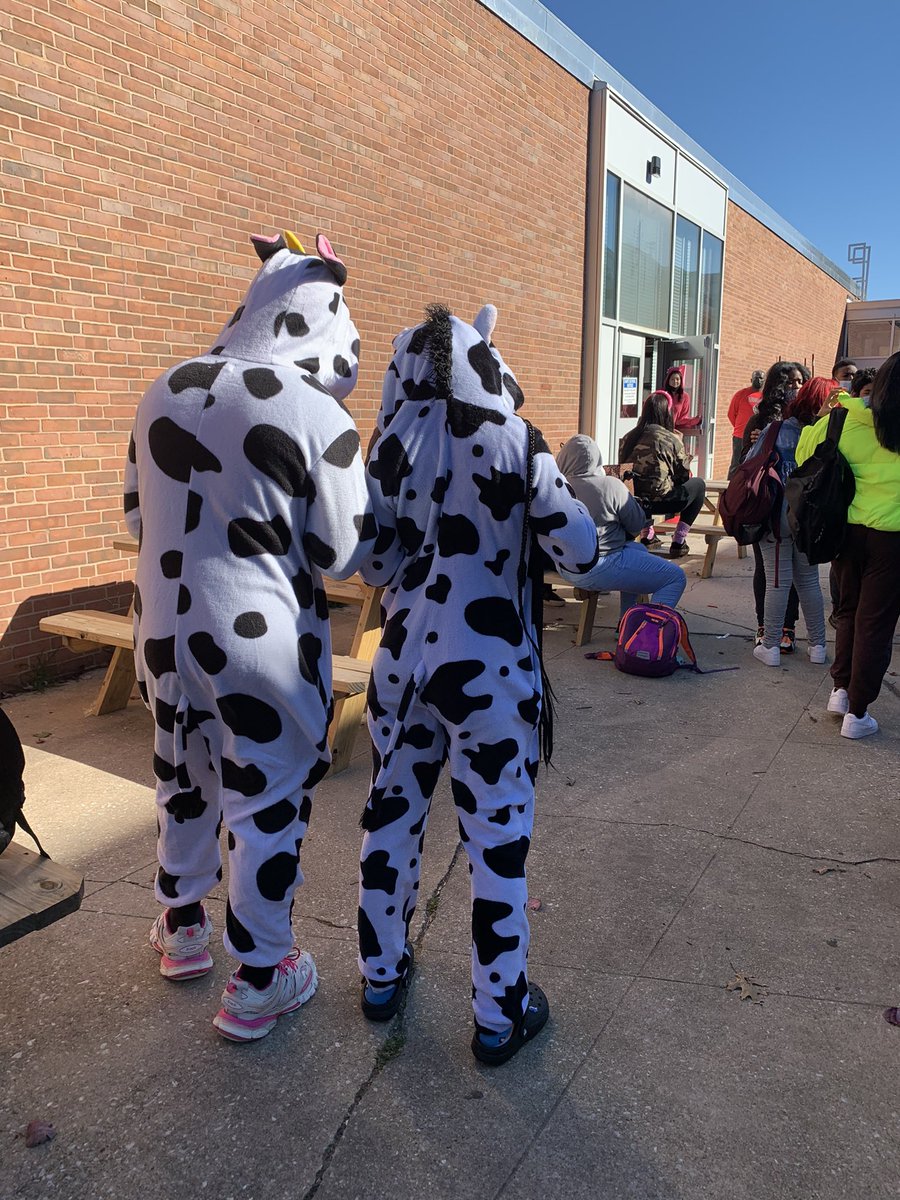 JamelJernigan's tweet photo. Spirit week is well under way and here are a few more twins I spotted today 🤍🤍🖤🖤❤️❤️🤍🤍 🖤🖤 https://t.co/rvoXZJl9On