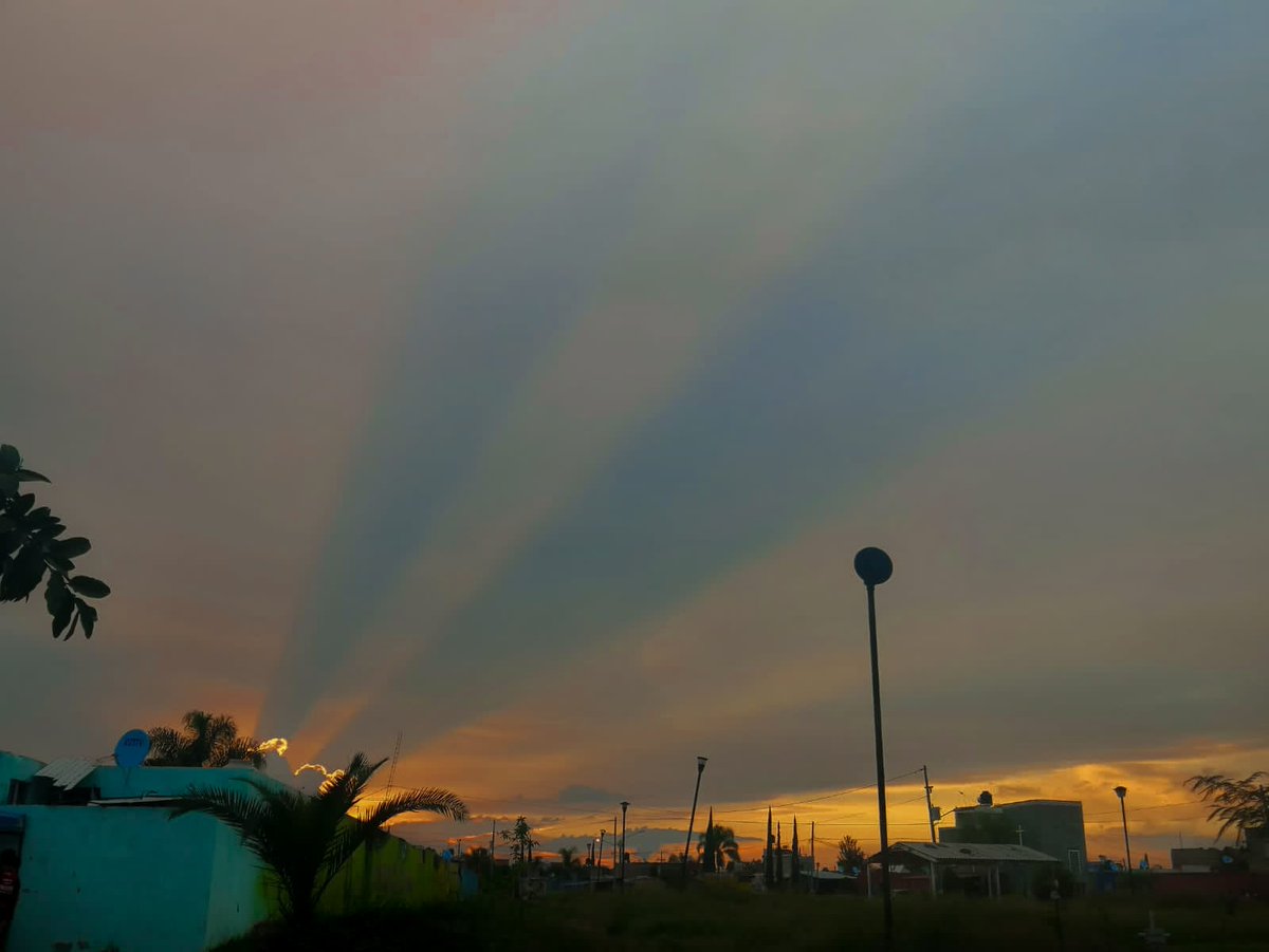Trafico_ZMG's tweet photo. #ImagenDelDía  Después de la tormenta viene la calma. Así se ve el cielo desde El Salto Jalisco #ReporteZMG https://t.co/TlcNyR1bWB