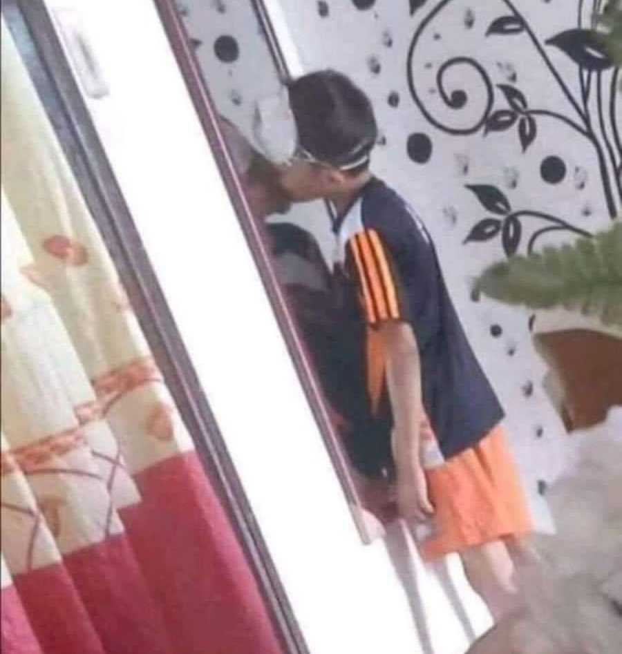 alexamrr_'s tweet photo. “ei pq vc beija tão bem”     

  eu com 8 anos: https://t.co/Me6jo2tdov