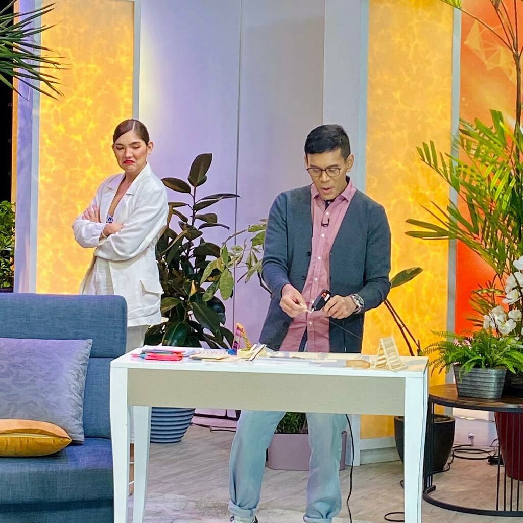 NET25TV's tweet photo. #ToniTips with @kuyatonipet ft. @mauemily 😅😄
Phone stand using popsicle sticks 🎨📱Madali lang at pwedeng pwede gamitin sa online class ng mga bagets!
Watch Kada Umaga full episode on our official Facebook page and YouTube channel
#KadaUmaga #ToniT… https://t.co/HbxlKn9YAS https://t.co/dTqe4LWUbd