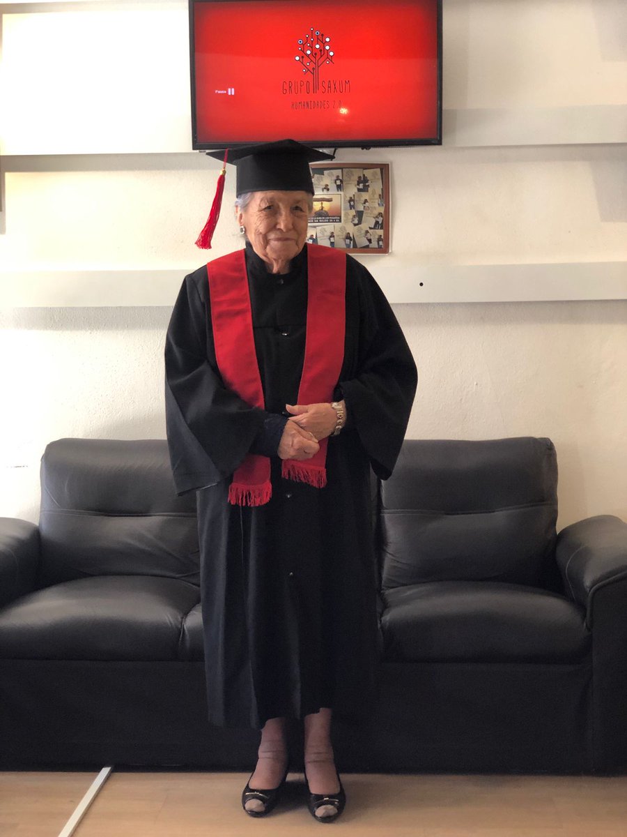 RsMaricruz's tweet photo. Hoy mi abuelita se graduó de la universidad de  Administración de empresas a sus 93 años y no me canso de presumirla en todos lados. https://t.co/LQO7OkcN69