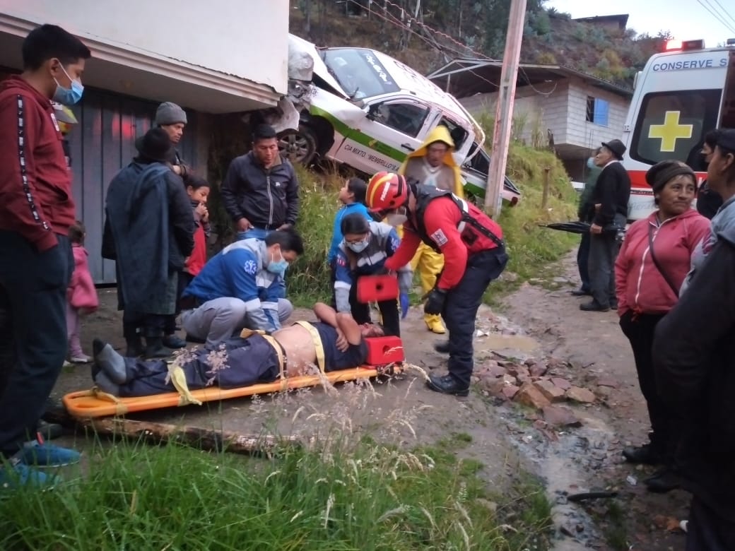 Atención de emergencia
19-10-021
Mediante llamada del ECU-911, reportando un accidente de tránsito a las 18h00, en el sector de Porvenir saliendo dos Bomberos, llegando al punto,se encontró una persona herida la misma que fue trasladada por la ambulancia @ECU911Loja