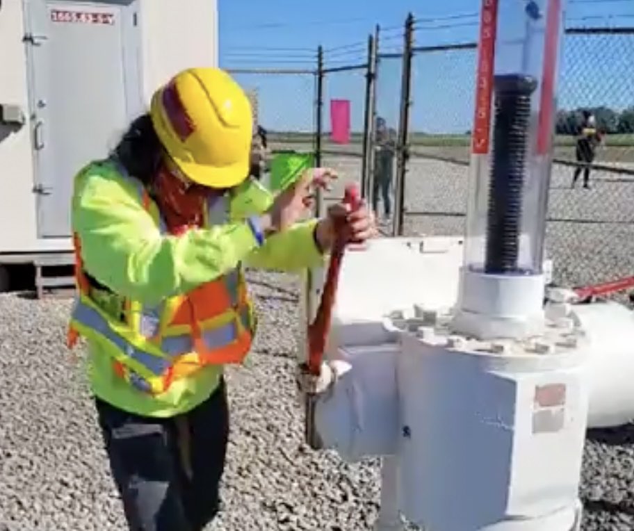 TODAY:

This water protectors dressed up as a pipeline worker, traveled to Enbridge’s Line 5 in Michigan, and turned the valve to SHUT THE PIPELINE DOWN.

Line 5 is operating illegally. If the politicians won’t turn it off, the people will. #StopLine5
