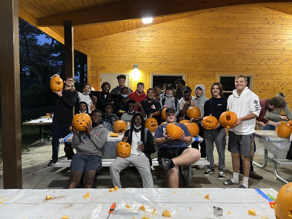 FridleyFootball's tweet photo. Fridley Football volunteers to carve pumpkins for the #springbrooknaturecenter Pumpkin Night in the Park this weekend. Way to go Tigers! #fridleystrong #fridleyfootball https://t.co/wiz9TDTqIU