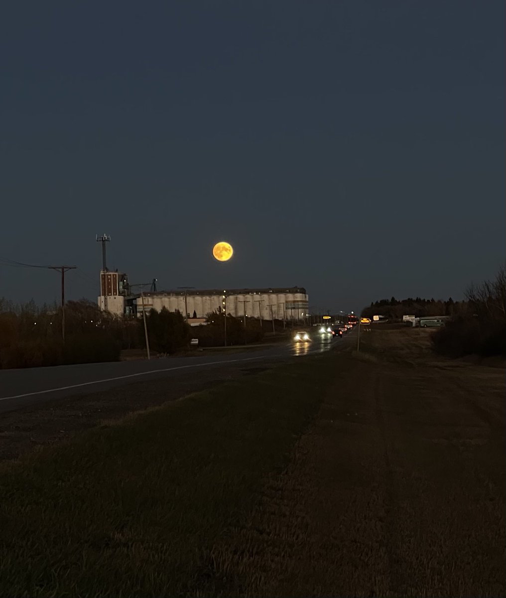 Moon over 11th St tonight #saskatoon <a href="/westernagNWSK/">WesternAg North West Sask.</a>
