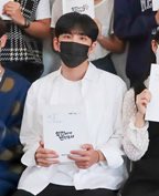 이어 시즌3의 새로운 캐릭터 도예석 역으로 캐스팅된 그룹 데이식스 원필은 잘생기고 똑똑하며 성격도 좋은 복학생으로 변신했다. 그러면서도 원필은 속은 상처투성이인 도예석의 내면을 연기하며 캐릭터에 완벽 몰입한 모습을 보였다. 
🔗: n.news.naver.com/entertain/arti…