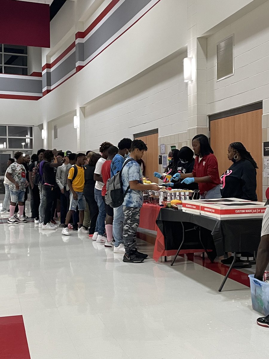 AmadiAHeyliger's tweet photo. Our FMS family is huge. Thank you parents for all of your support, time and effort. ❤️#ittakesavillage #FMShasagreatone!! @FurloughMiddle @TerrellISD @wonturner @TerrellTigerFB https://t.co/9teCYnwvqs