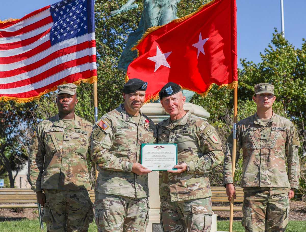 FightingFirst's tweet photo. The 1st Infantry Division and @FortRiley welcomes our new DCSM, Command Sgt. Maj. Christopher Mullinax, and want to wish our outgoing Command Sgt. Maj. Raymond Harris the best in his future endeavors as he leaves to become the @VCorps CSM.
#PointOfVictory #DutyFirst #BigRedOne https://t.co/GqACQj63WB