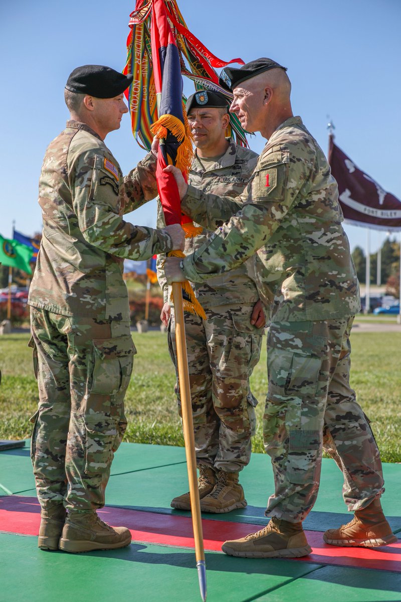FightingFirst's tweet photo. The 1st Infantry Division and @FortRiley welcomes our new DCSM, Command Sgt. Maj. Christopher Mullinax, and want to wish our outgoing Command Sgt. Maj. Raymond Harris the best in his future endeavors as he leaves to become the @VCorps CSM.
#PointOfVictory #DutyFirst #BigRedOne https://t.co/GqACQj63WB