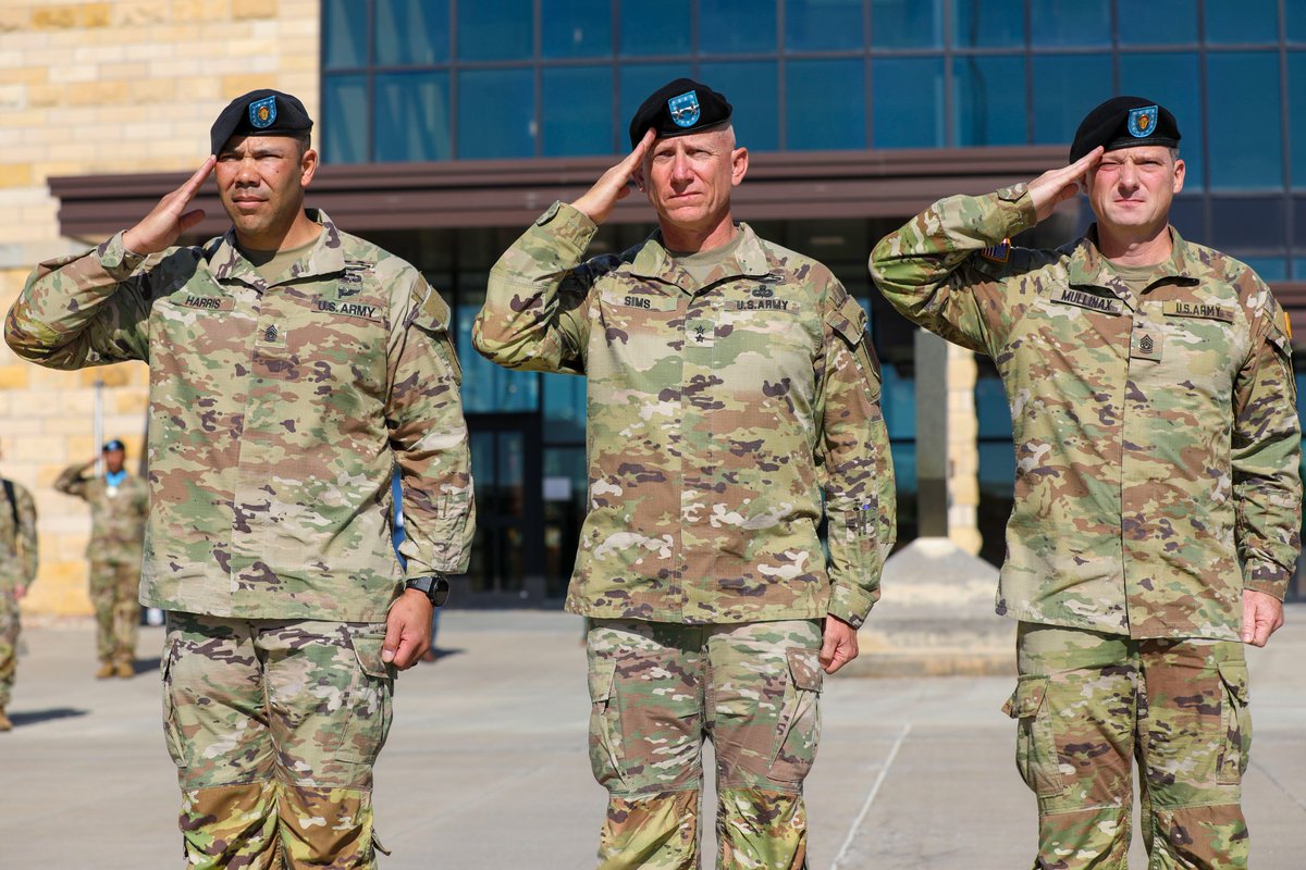 FightingFirst's tweet photo. The 1st Infantry Division and @FortRiley welcomes our new DCSM, Command Sgt. Maj. Christopher Mullinax, and want to wish our outgoing Command Sgt. Maj. Raymond Harris the best in his future endeavors as he leaves to become the @VCorps CSM.
#PointOfVictory #DutyFirst #BigRedOne https://t.co/GqACQj63WB