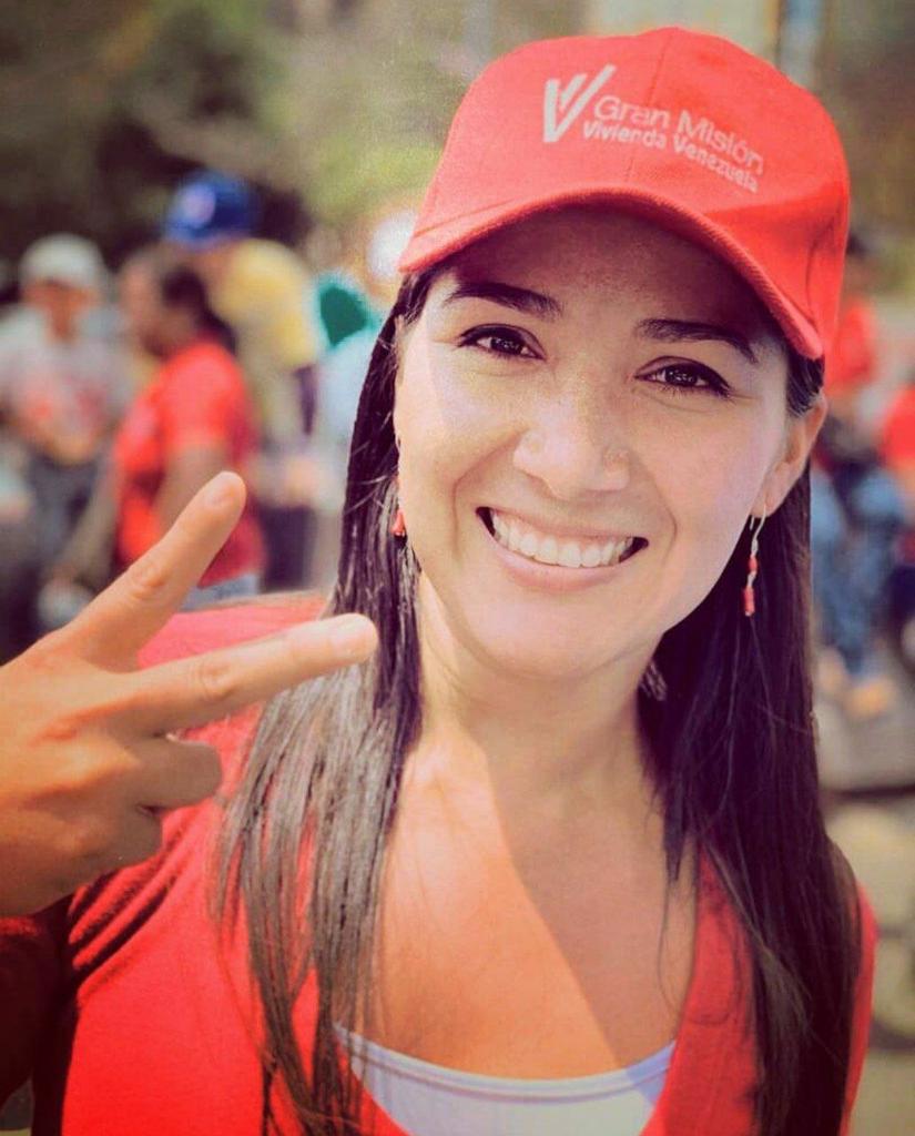 ¡Felicito a mi hermana <a href="/jhoagaby/">Jhoanna G Carrillo M</a>!
quien la ha designado el Presidente <a href="/NicolasMaduro/">Nicolás Maduro</a>
como Secretaria Ejecutiva del Glorioso Movimiento Somos Venezuela y Sistema de Misiones.
Mujer,Joven, Profesional y Misionera a continuar con la bandera en alto de protección social d ntro pueblo
