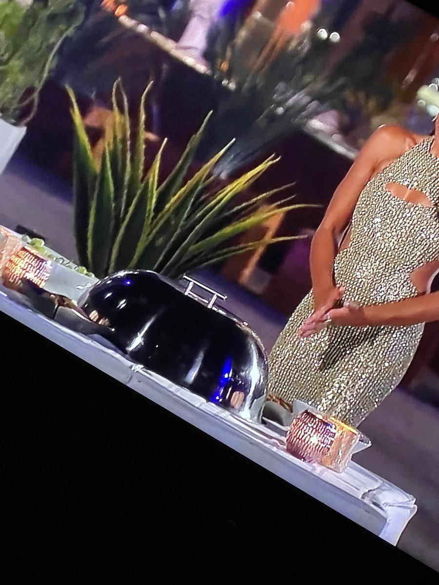 HsorryL's tweet photo. @BachelorABC 
If a contestant is making table side guac…automatic rose #TheBachelorette #Rose https://t.co/Mi0jPGQqOG