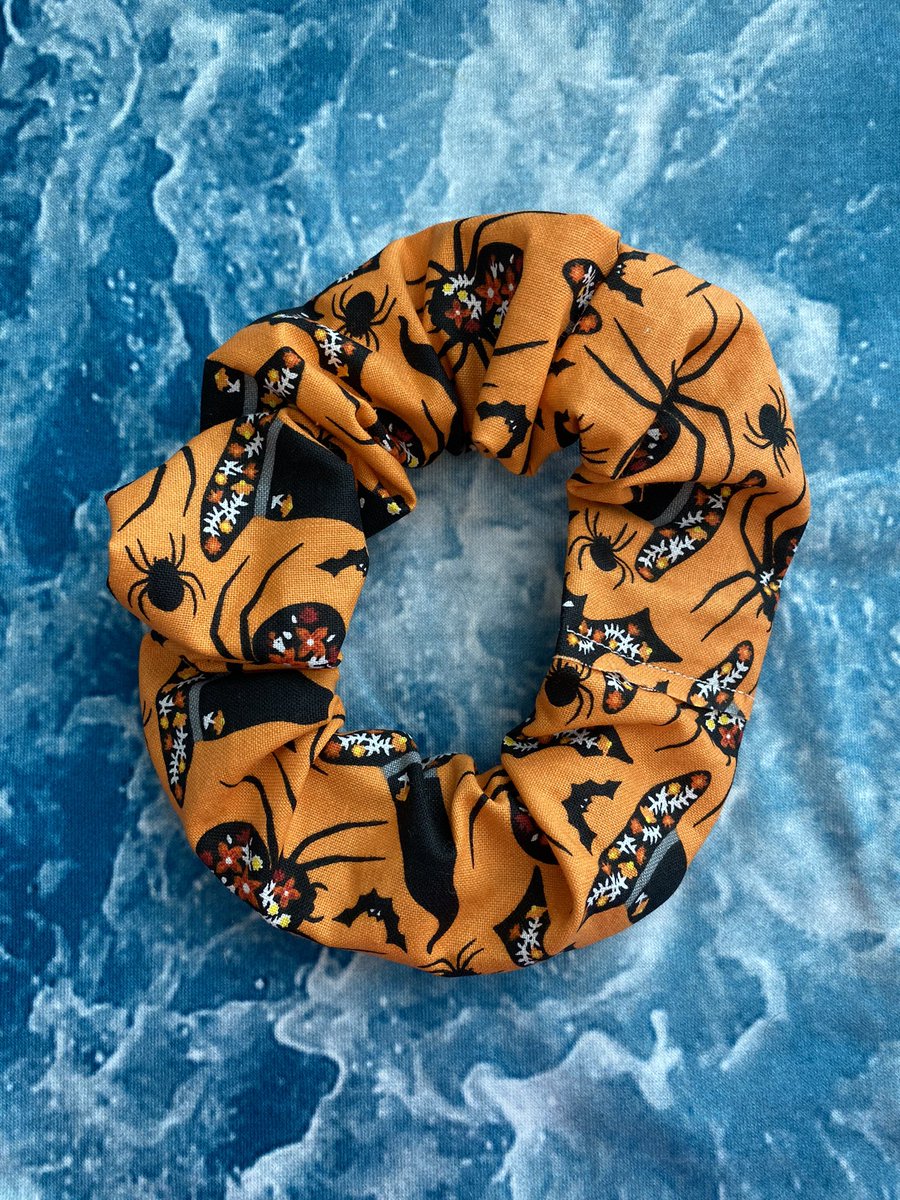 BrittScrunchies's tweet photo. 👻All Halloween items are 50% off right now!👻

🎃Hurry and snag your favorites in time for Halloween!🎃

https://t.co/IpTl8oicjr https://t.co/4ut4PYwygZ