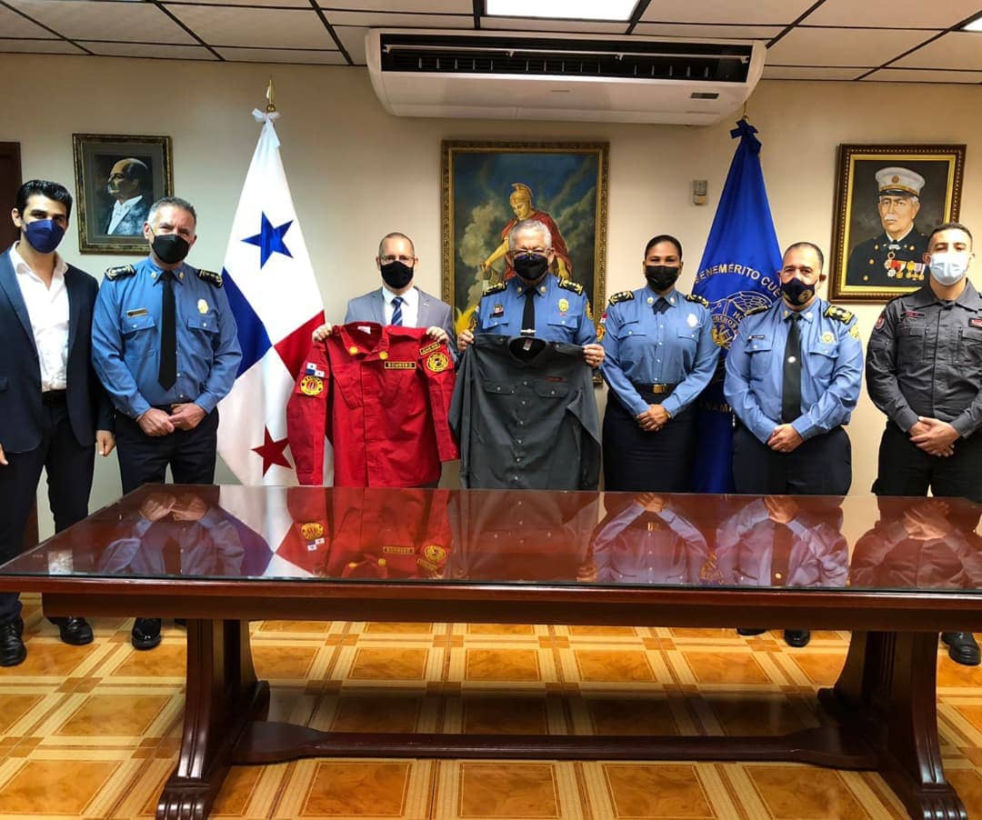 IsraelinPanama's tweet photo. 1/1Embajador @ItaiBardov fue recibido por el DG del @BCBRP Abdiel Solís Pérez,con quien dialogó de la ardua labor de los bomberos en 🇮🇱 🇵🇦. Hubo intercambio de camisas simbólicas y colocación de pines al embajador, al bombero 🇮🇱 Ran B y @salvadoraviad Pdte. @cciapi_pty_il https://t.co/3kCkBMRZ7b