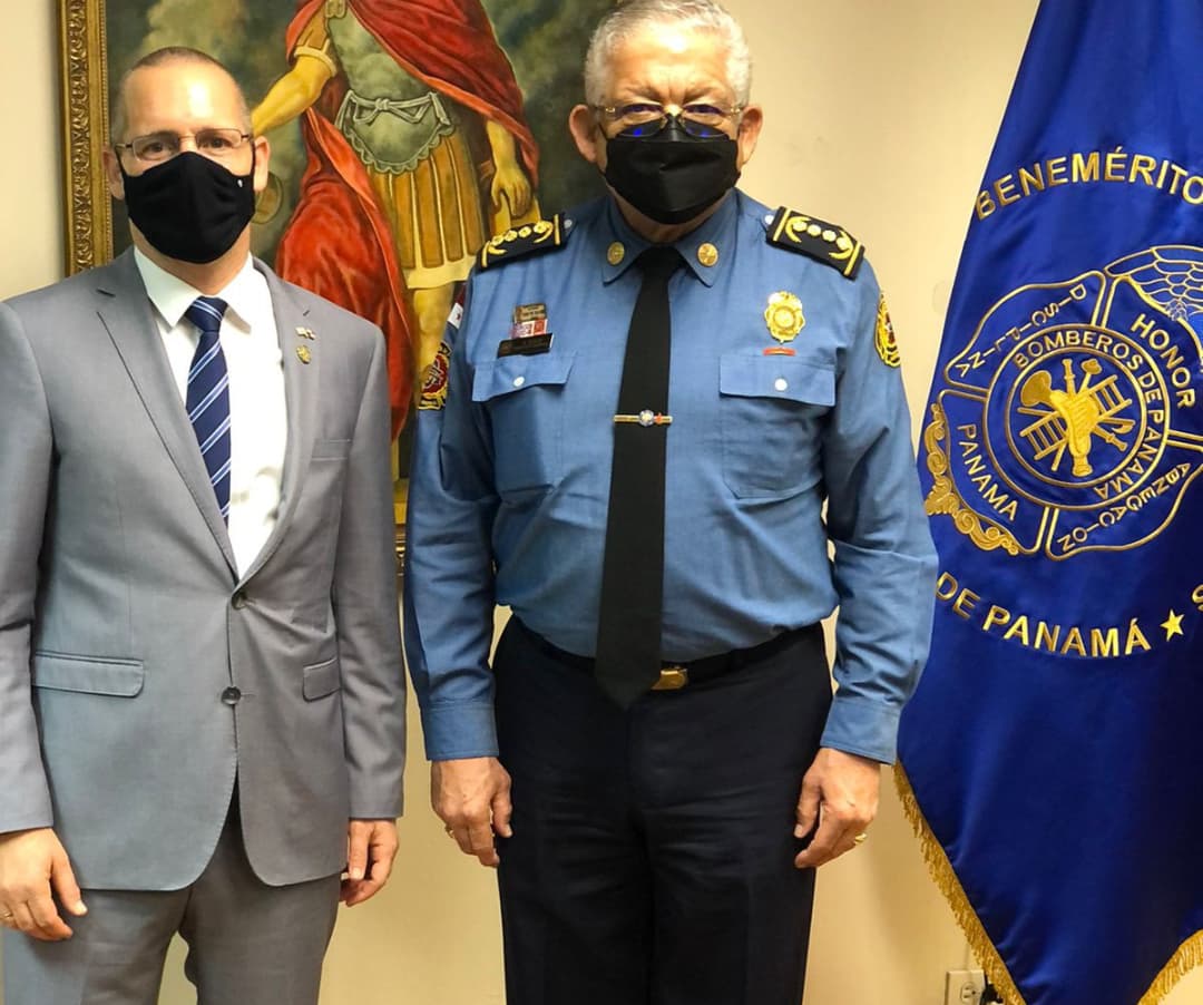 IsraelinPanama's tweet photo. 1/1Embajador @ItaiBardov fue recibido por el DG del @BCBRP Abdiel Solís Pérez,con quien dialogó de la ardua labor de los bomberos en 🇮🇱 🇵🇦. Hubo intercambio de camisas simbólicas y colocación de pines al embajador, al bombero 🇮🇱 Ran B y @salvadoraviad Pdte. @cciapi_pty_il https://t.co/3kCkBMRZ7b