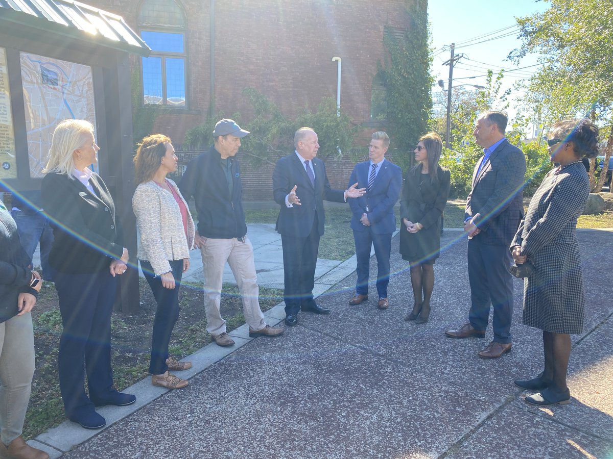MayorBollwage's tweet photo. Spectacular Autumn day in Elizabeth as @SecondGentleman  Emhoff, @FirstLadyNJ , @NewJerseyDEP, @NatlParkService joined @gwelizabeth and me on an informative walk of our acclaimed Elizabeth River Trail. We spoke w/student reps about #environmentaljustice and #urbanrevitalization. https://t.co/lkDZKNVqmj