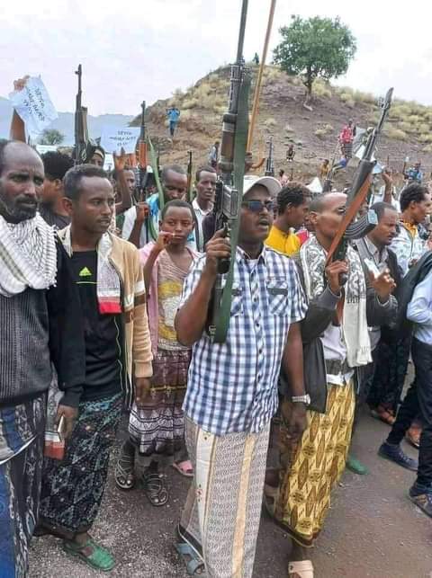 QabCas's tweet photo. አፋር  ጀግኖች ናችሁ‼️ ጠላት በጅምላ ሲመጣ በጅምላ ወተው ይ���ቅጡታል ፤ እናት፣ አባቱን፣ ልጁን፣ ወንድም፣ እህቱን ጥሉ አይፈረጥጥም‼️ የአፋር ወጣቶች ማንንም ድረሱልን አይሉም:: 
 በጀግንነት ይፋለማሉ ። https://t.co/vHQtUs2m3g