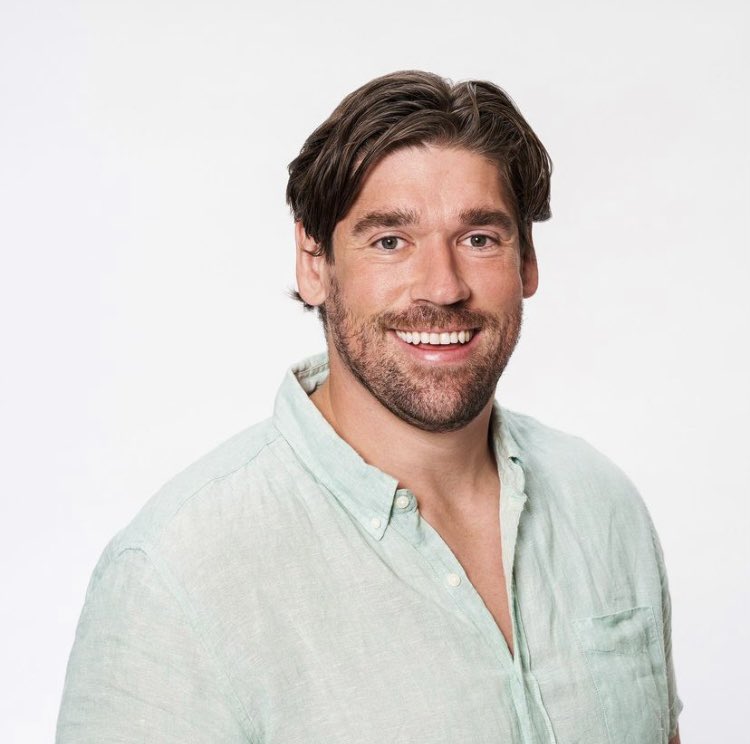 _becccss's tweet image. Bryan is giving me human Shrek vibes   #TheBachelorette
