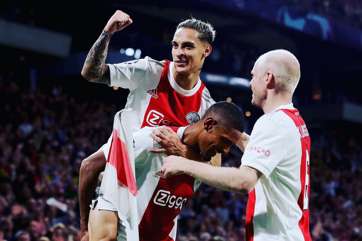 deportsp's tweet photo. ¡GOLEADA ! El #Ajax le propinó una paliza al Borussia Dortmund en Amsterdam y con goles de Blynd, Anthony, Haller y Reus en contra, derrotaron a los alemanes por 4-0 por la jornada 3 del grupo C de la #UCL . https://t.co/9b272cQpfP