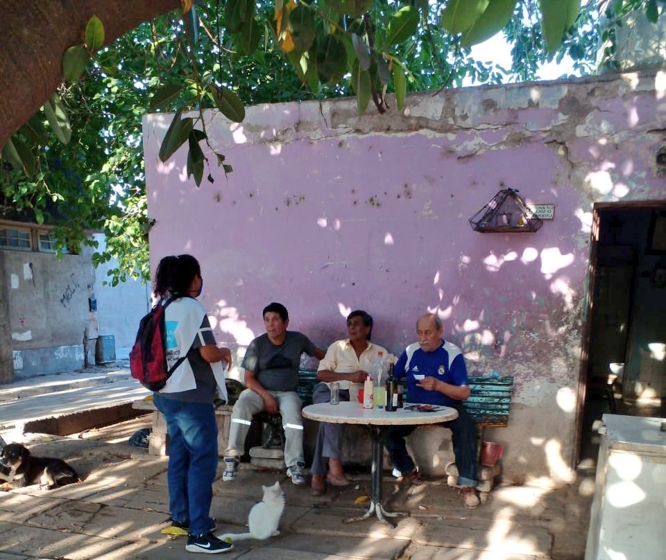 Ismael_LaRioja's tweet photo. "Sí me sumo" #YoSeparo 
#InésIntendenta🌸

✅La #TropaSocial realizó un trabajo territorial puerta a puerta en el Barrio Hospital indicando los vecinos el número de registro para la recolección diferenciada por  domicilio de residuos reciclados 
separado por colores. https://t.co/35rjLwvJw7
