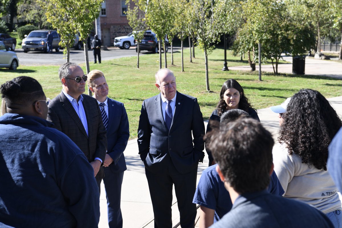 MayorBollwage's tweet photo. Spectacular Autumn day in Elizabeth as @SecondGentleman  Emhoff, @FirstLadyNJ , @NewJerseyDEP, @NatlParkService joined @gwelizabeth and me on an informative walk of our acclaimed Elizabeth River Trail. We spoke w/student reps about #environmentaljustice and #urbanrevitalization. https://t.co/lkDZKNVqmj