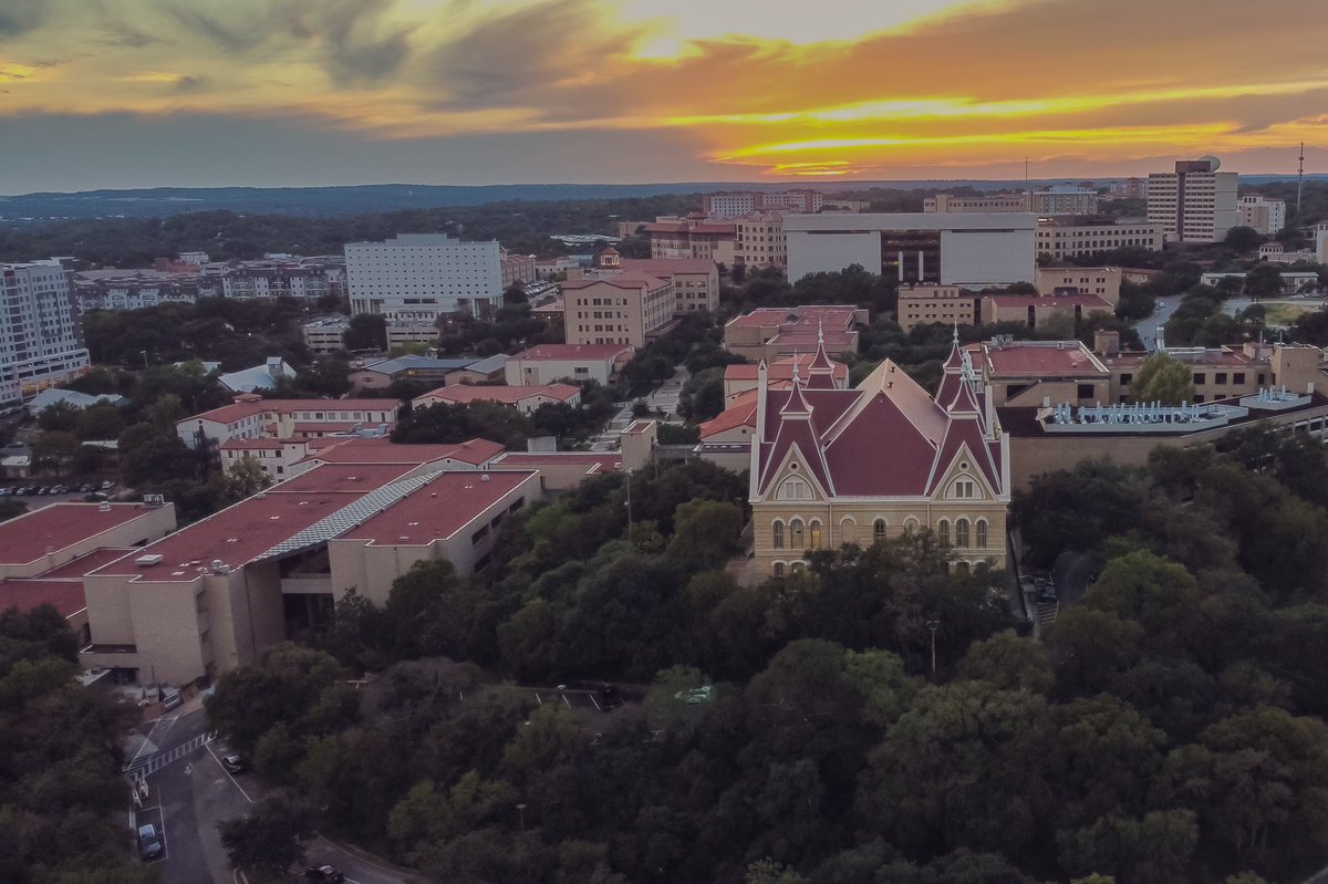 ShireyAndrew's tweet image. Beautiful sunset over the most beautiful campus in Texas. #TXST