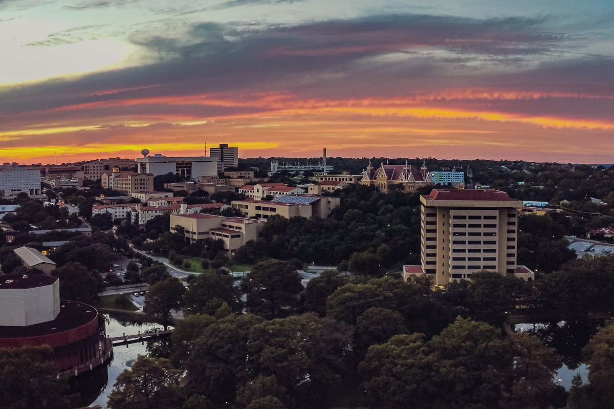 ShireyAndrew's tweet image. Beautiful sunset over the most beautiful campus in Texas. #TXST