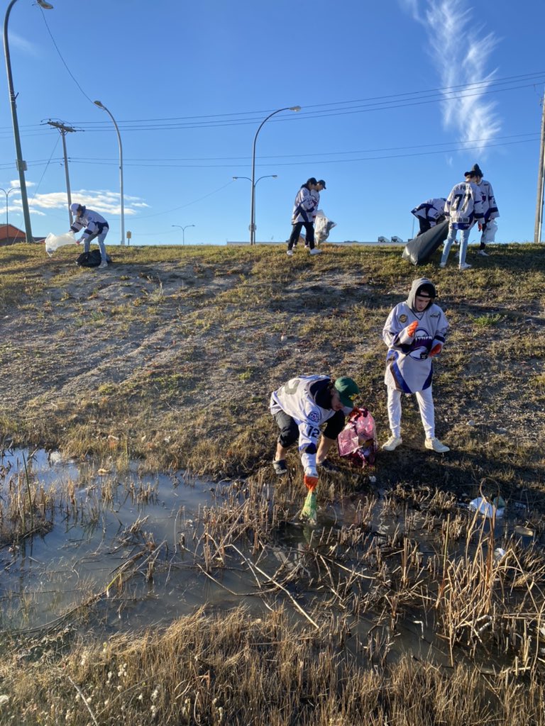 NorManBlizzJrA's tweet photo. This evening our team participated in the @RecycleMB community cleanup!
The boys cleaned different areas of the community, and encourage everyone to recycle, reduce litter, and do their part in keeping our communities clean!
#CleanMB #OCNBlizzard #BlizzNation #RecycleEverywhere https://t.co/TIeIt8lngK