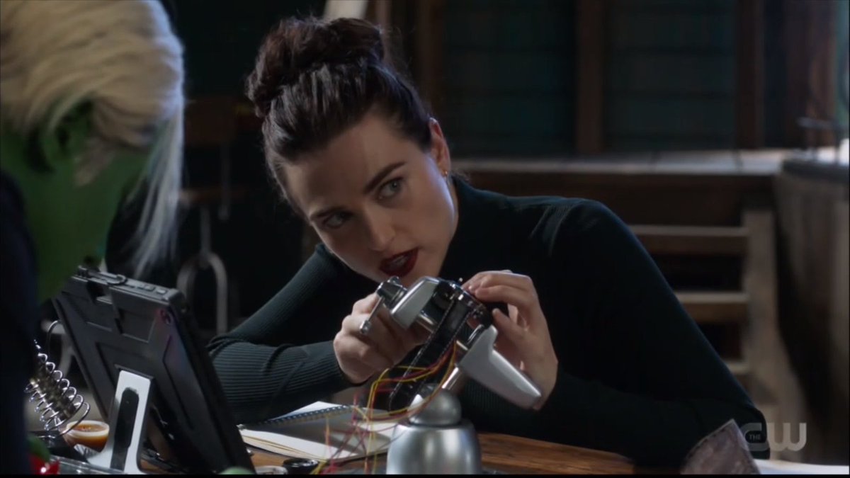 Wadi_Korrasami's tweet photo. hot scientist #supergirl https://t.co/1tZyx4JVfP