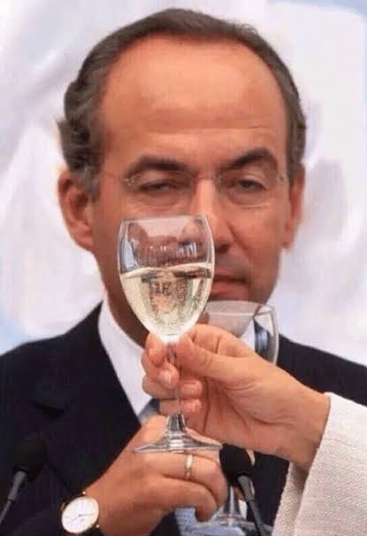 FitzgeraldQuim's tweet photo. Dice #FelipeCalladon que está indispuesto.

Volvió a la vieja confiable de pasarse dándole RT a sus cuates.

#IvanReyesArzate https://t.co/DaVXQd6ifQ