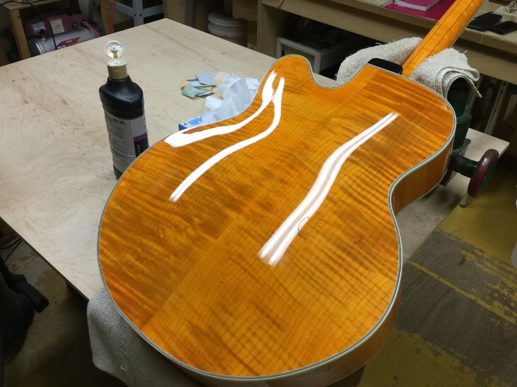 abeguitars's tweet photo. バフがけ（磨き）に入ります。

https://t.co/Nwh1RogzF9

#アーチトップ #アーチトップギター #ジャズ #ジャズギター #archtop #archtopguitarmaker #archtopguitars #jazz #jazzguitar #hollowbodyguitar #jazzsound #guitarists #guitars #guitarplayer #electricguitars https://t.co/Y7stkEnTgf