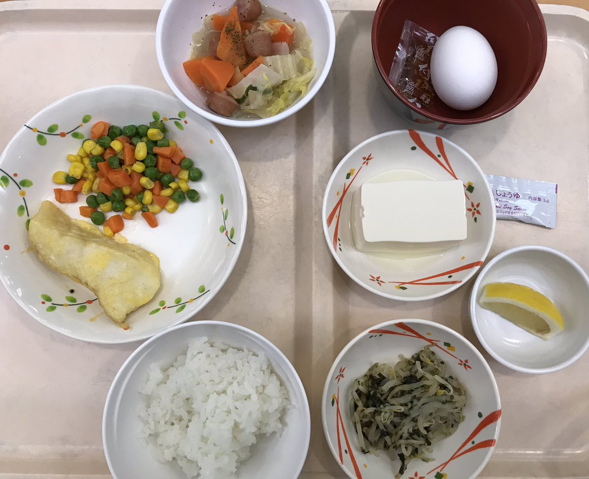 tsukiga's tweet photo. 昨日から食堂でご飯。ここは陽がさして明るくていい。
お昼はナポ〜リタン。B級グルメは食がすすむにゃ。
白米の量が多くて相談したら、量を減らして温泉卵にしてくれたよ。ありがとうございます。 https://t.co/oc7My6WI1c