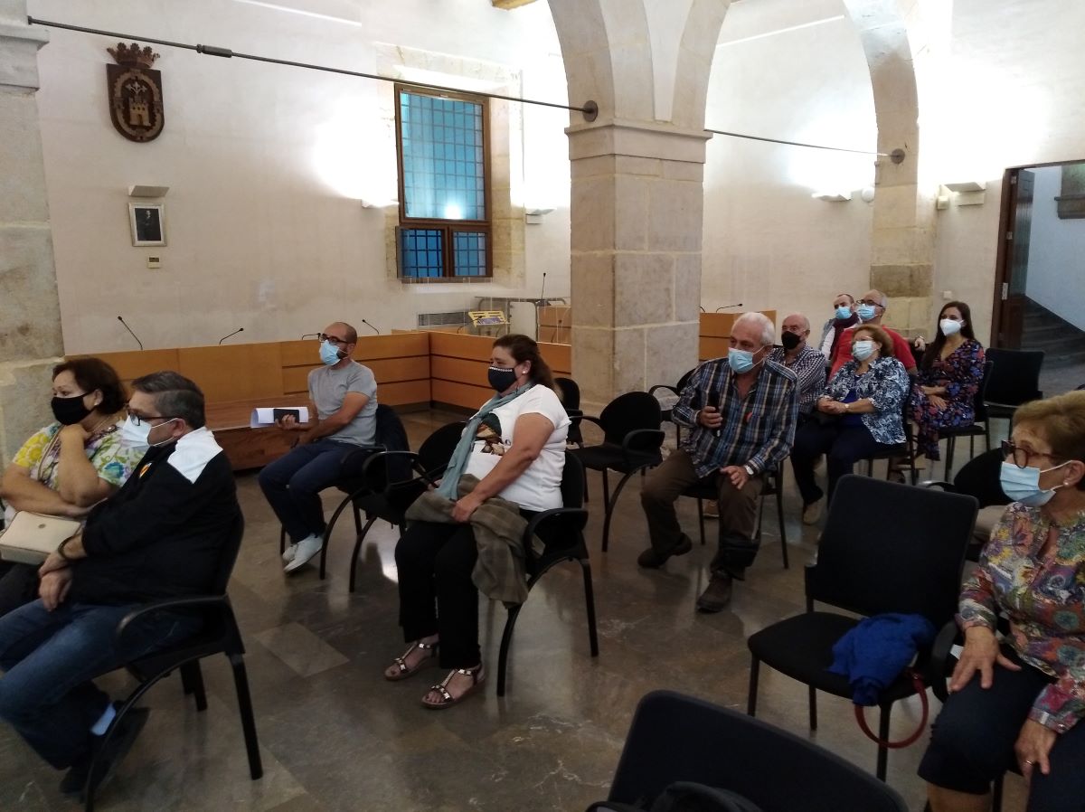 Llíria se reúne con las familias de víctimas de la Guerra Civil y la dictadura ante la primera campaña de apertura de fosas
eldiario.es/comunitat-vale…