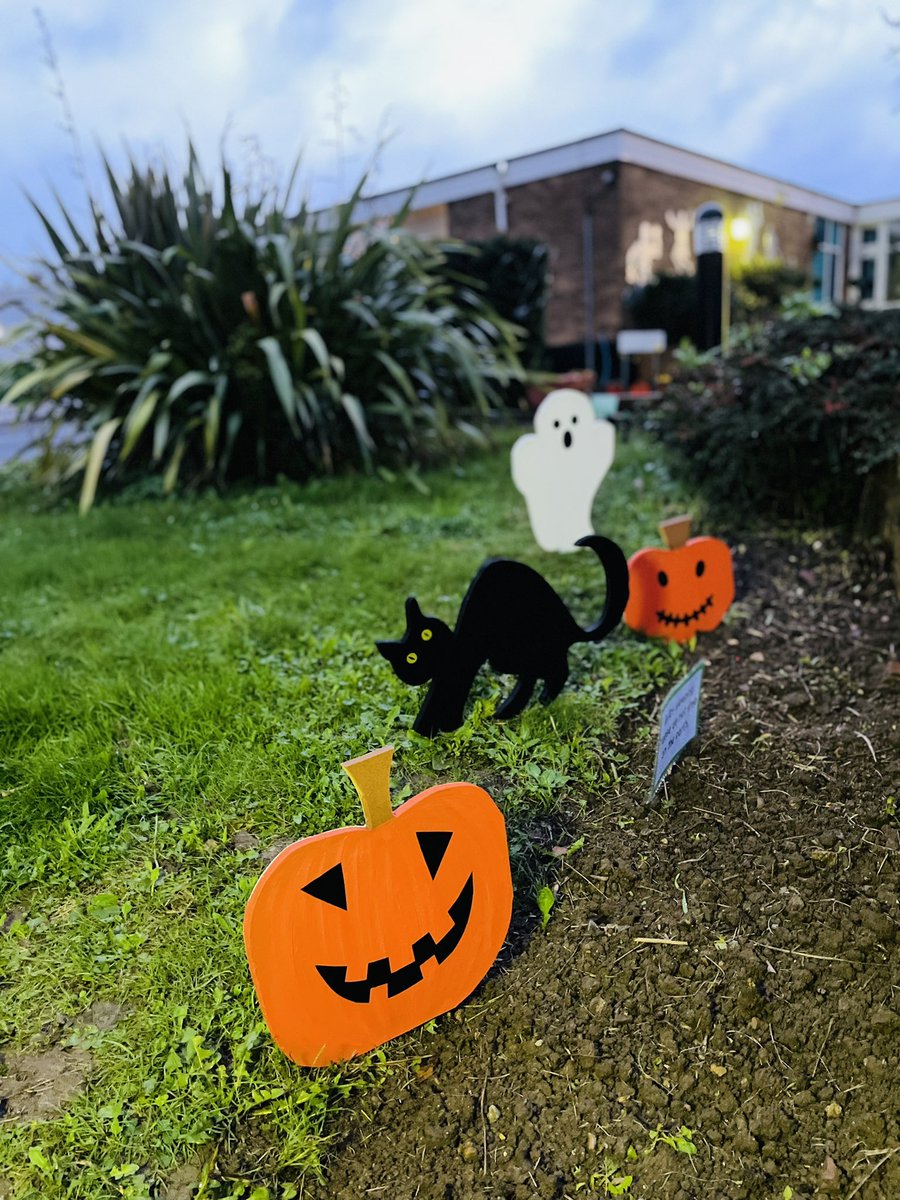 Loretta_Palmer's tweet photo. Looking spooktacular @IvyChimneys @FOICs this morning. Well done to all involved. 🎃👻🐈‍⬛ https://t.co/1kywVYMSeV