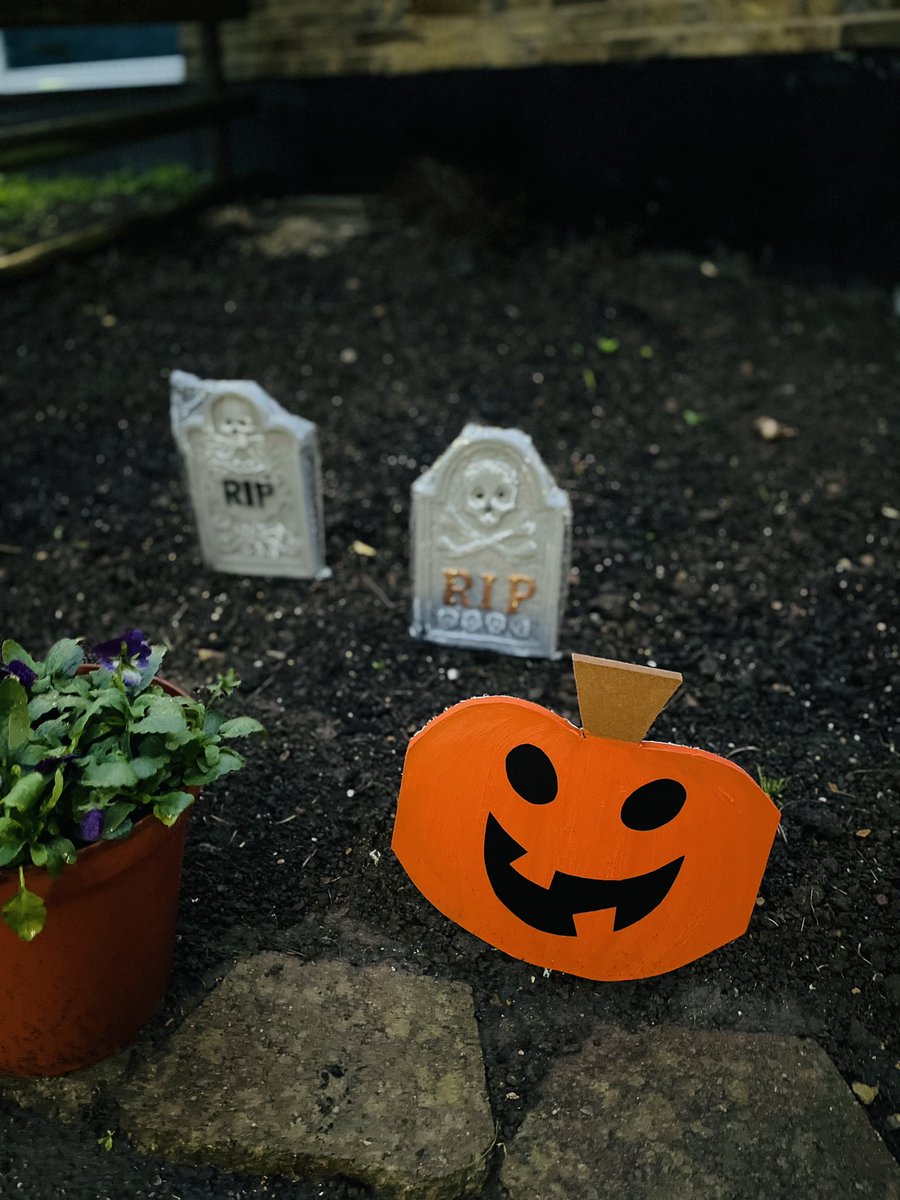 Looking spooktacular <a href="/IvyChimneys/">Ivy Chimneys Primary</a> <a href="/FOICs/">FoICS (Friends of Ivy Chimneys Primary School)</a> this morning. Well done to all involved. 🎃👻🐈‍⬛