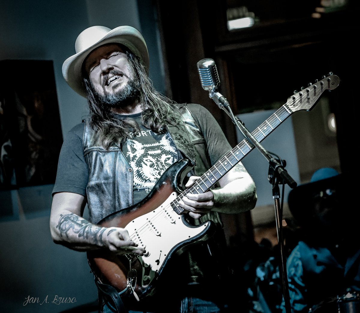 Coming Friday 10-22
20:20 with Jessica Balisle @gfjessa co-host of Studio Live. Support <a href="/ksmu/">ksmu</a> pledge drive ksmu.org/pledge
And #NewMusic "Sally" a spellbinding track with entrancing vocals from <a href="/HankErwinMusic/">Hank Erwin</a> 'The Copper Album' #NewAlbum