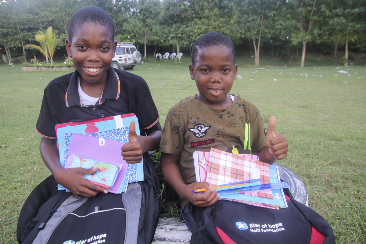 StarOfHope_se's tweet photo. Våra skolväskor har nått barnen!
I lördags lyckades våra fältarbetare kringgå maffians vägblockader i Haiti och transportera 2 200 skolstartspaket till den jordbävningsdrabbade regionen Cavaillon. Tack till alla som skänkt en gåva till dessa insatser!

https://t.co/qCXB8wAoK5 https://t.co/XPjlzwKVOk